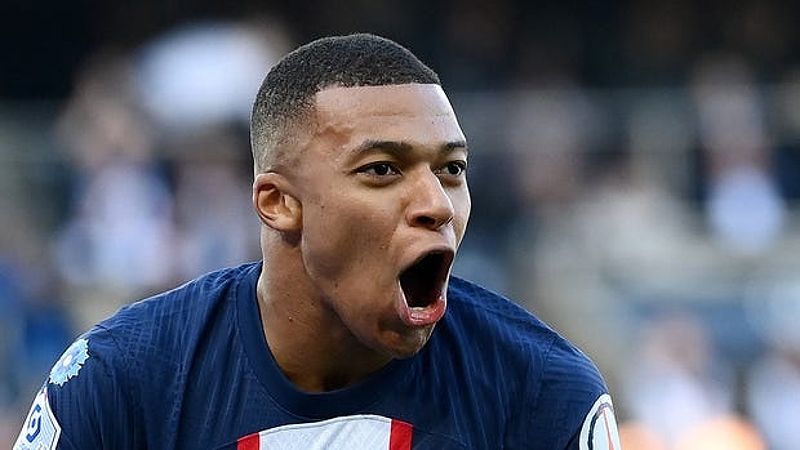 Kylian Mbappé trong một trận đấu