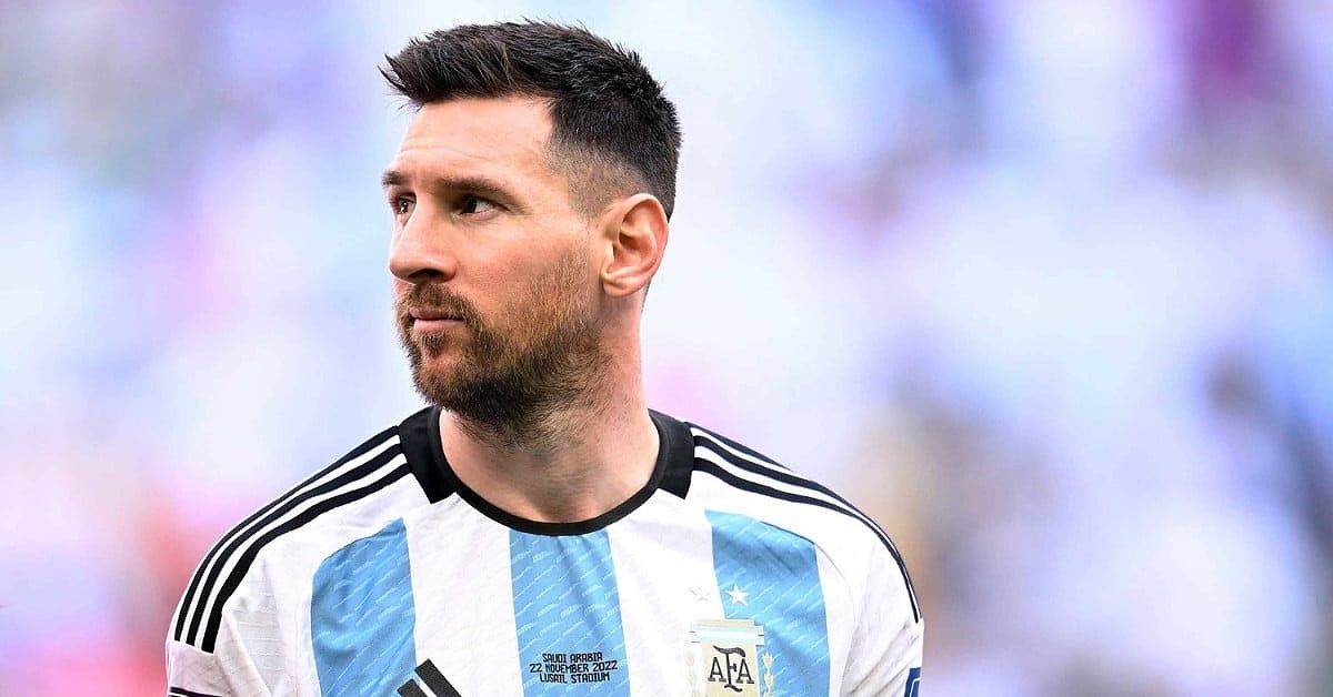 Lionel Messi đang ghi bàn