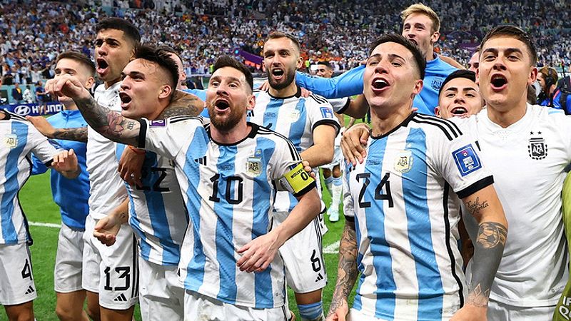 Pha tranh chấp quyết liệt giữa cầu thủ Argentina và Hà Lan